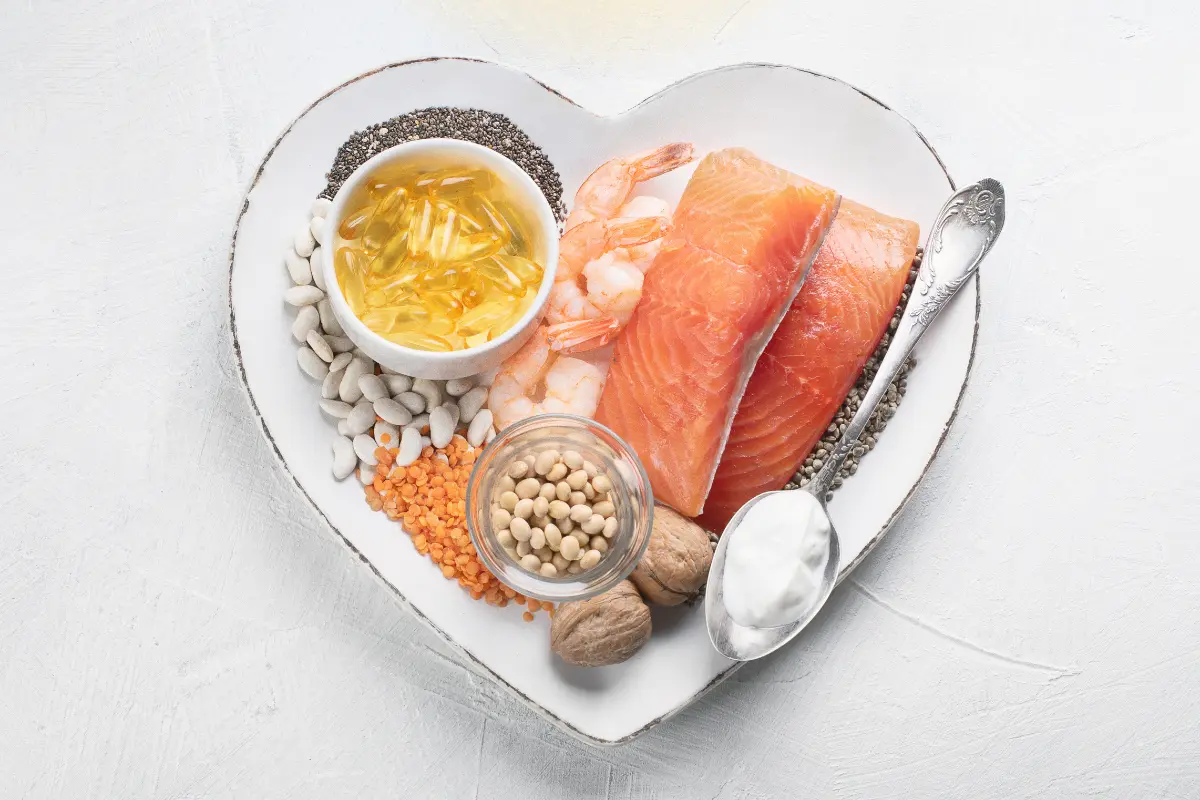 Sementes de chia e linhaça são opções poderosas para obter ômega-3 na dieta vegana. Foto: Reprodução / Canva Pro.