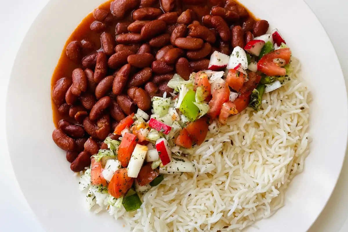 Alimentação Vegana Econômica: 5 Estratégias Para Uma Dieta Saudável e Acessível. Uma refeição nutritiva e acessível com ingredientes naturais. Foto: Reprodução / Canva Pro.