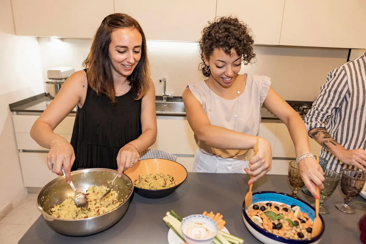 Alguns veganos recorrem a produtos industrializados sem perceber os riscos nutricionais. Foto: Reprodução / Canva Pro.