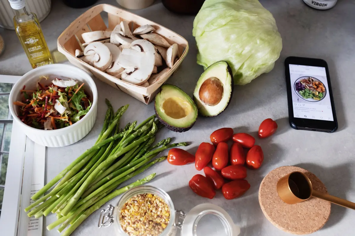 Vitaminas Essenciais na Alimentação Vegana! Veganos precisam consumir alimentos fortificados ou suplementar vitamina B12. Foto: Reprodução / Canva Pro.