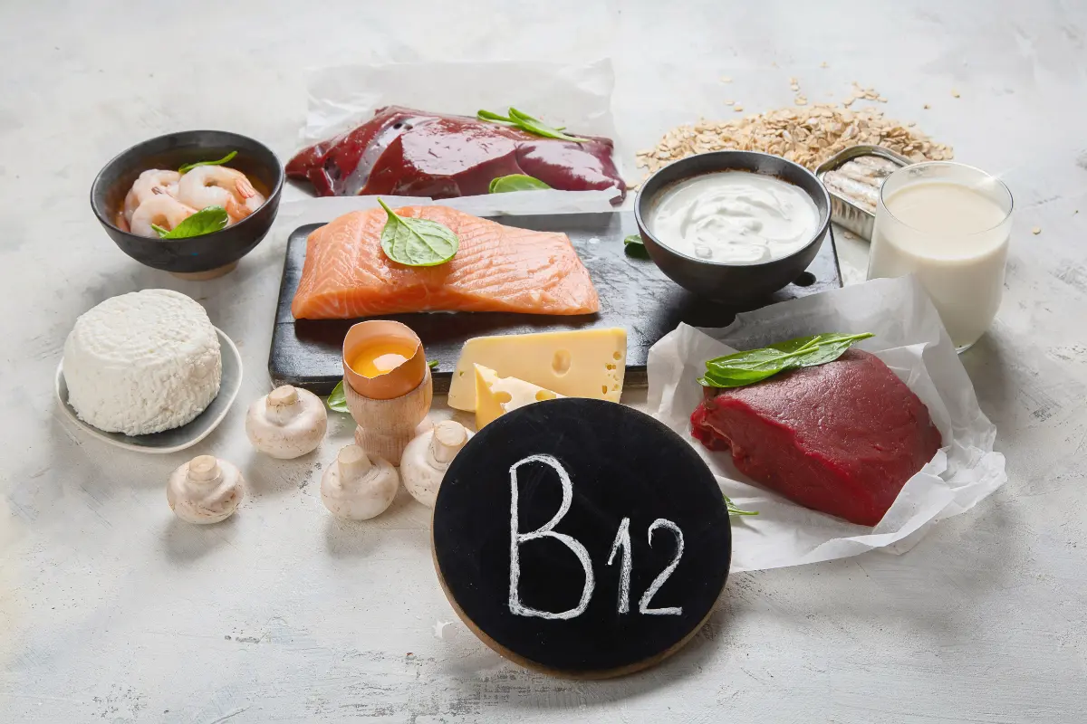 Deficiência Nutricional na Dieta Vegana? Leites vegetais fortificados e suplementos são opções essenciais para a ingestão de vitamina B12. Foto: Reprodução / Canva Pro.
