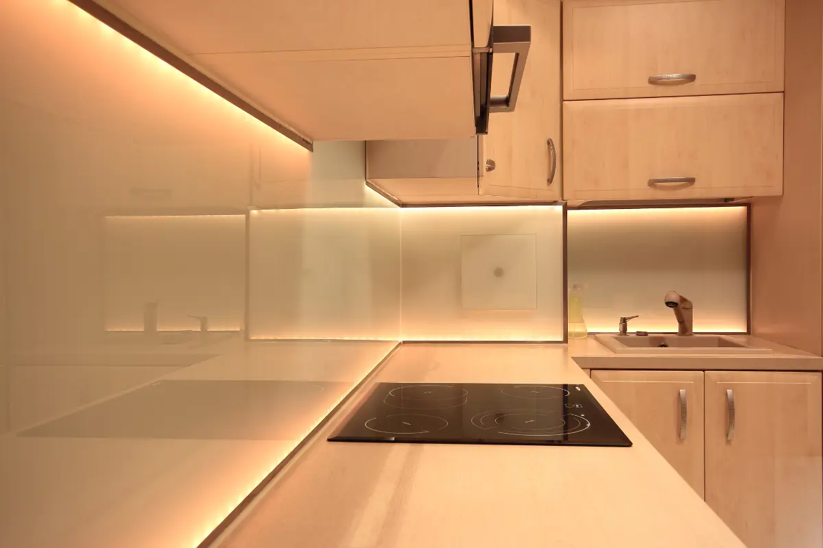 Cozinha com luz amarela, criando um ambiente acolhedor. Foto: Reprodução / Canva.